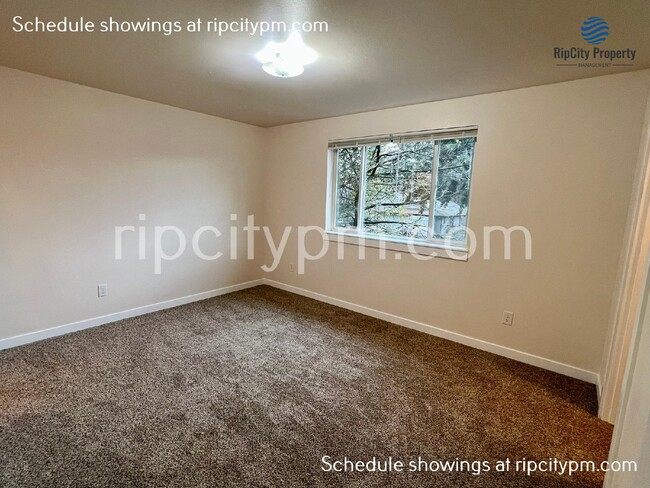 Building Photo - Free Rent! Remodeled 3-Bedroom, 2-Bath Top...