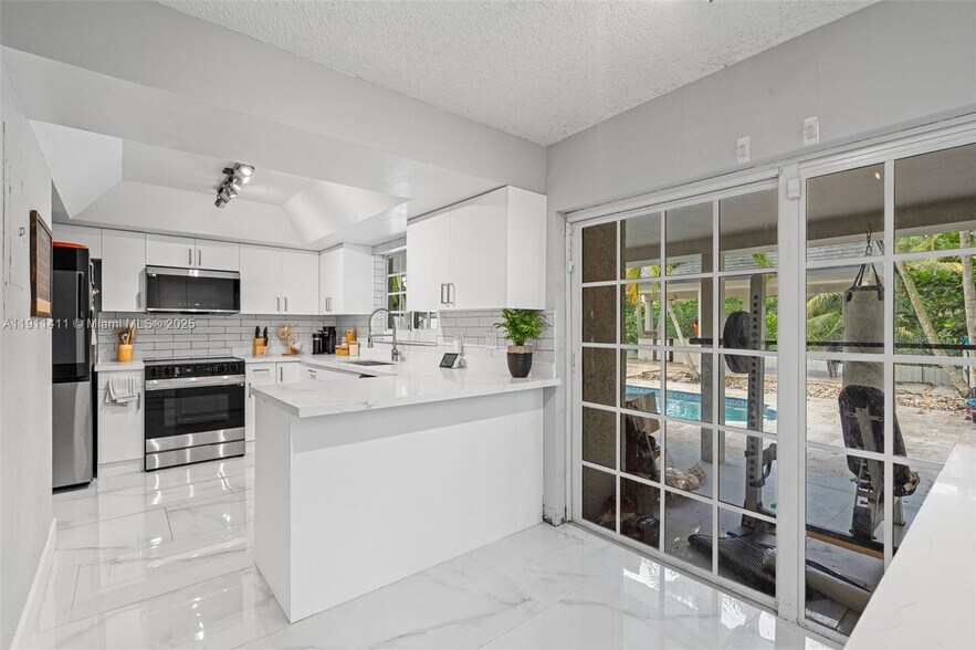 Building Photo - 8351 SW 39th Ct