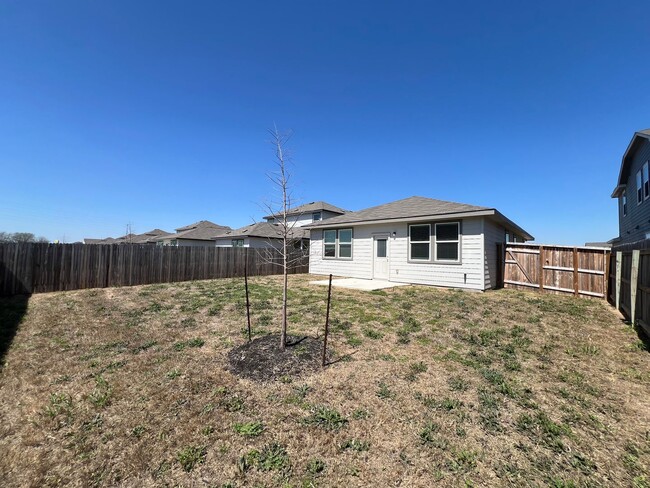 Building Photo - Beautiful 3/2 Single Story in Seguin, Texa...