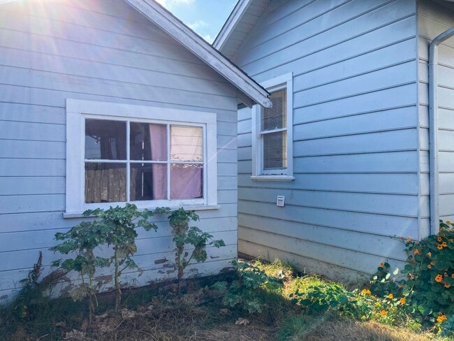 Building Photo - Pet-friendly home with a detached garage!