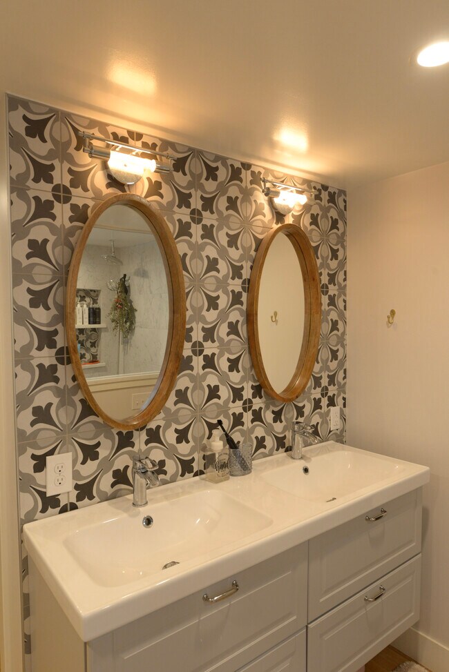 Master Bath - 932 S Holly St