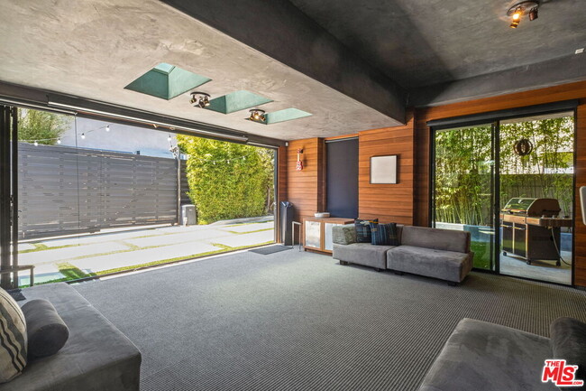 Building Photo - 835 Superba Ave