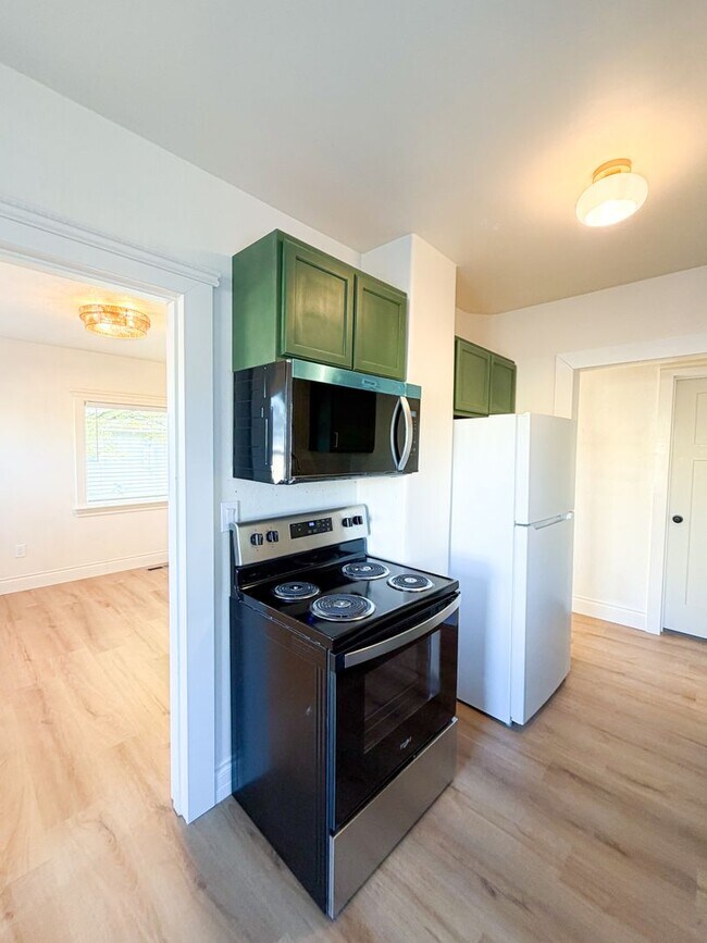 Building Photo - 2 Bedroom West Salem Home