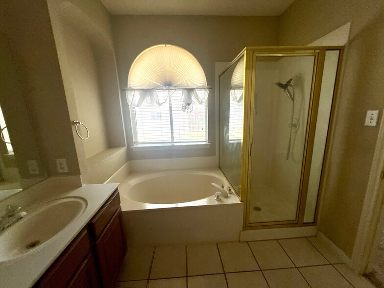 Building Photo - 4115 Dunn Oak Dr
