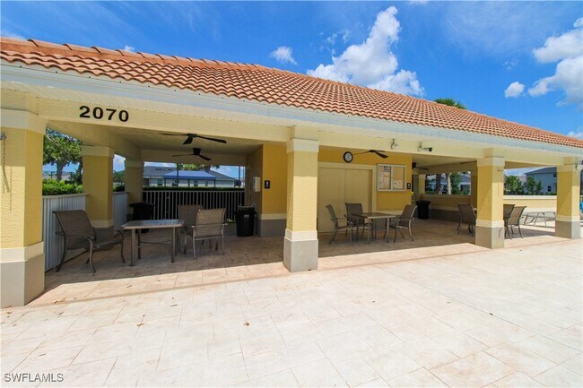 Building Photo - 2213 Avocado Ln