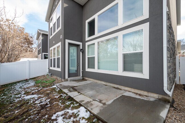 Building Photo - 721 E Zekes Ct