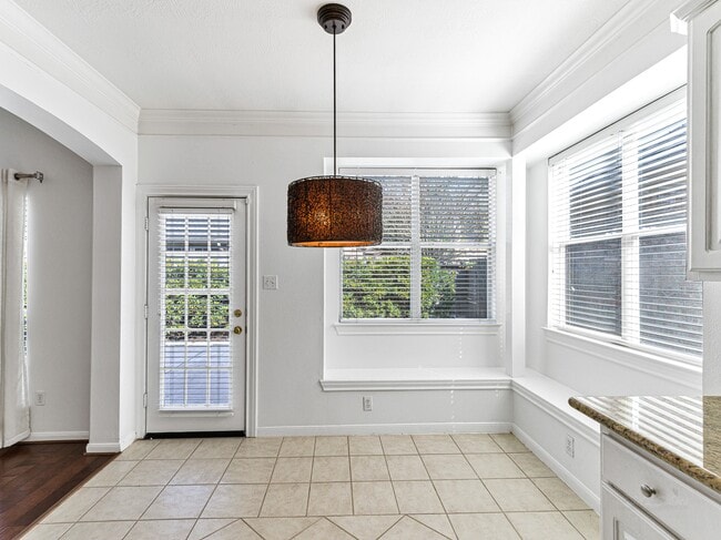 Building Photo - 5407 Lake Pl Dr