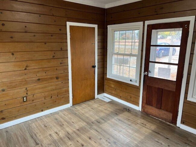 Building Photo - Spacious Kent Ranch w/ Finished Basement & 2-Car Garage