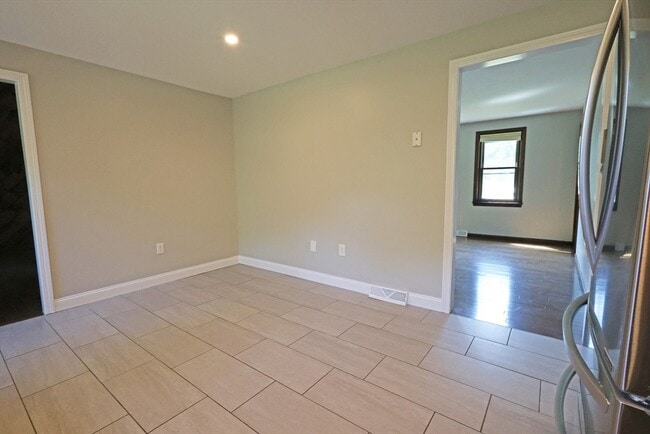 Building Photo - 17 Fairview Dr