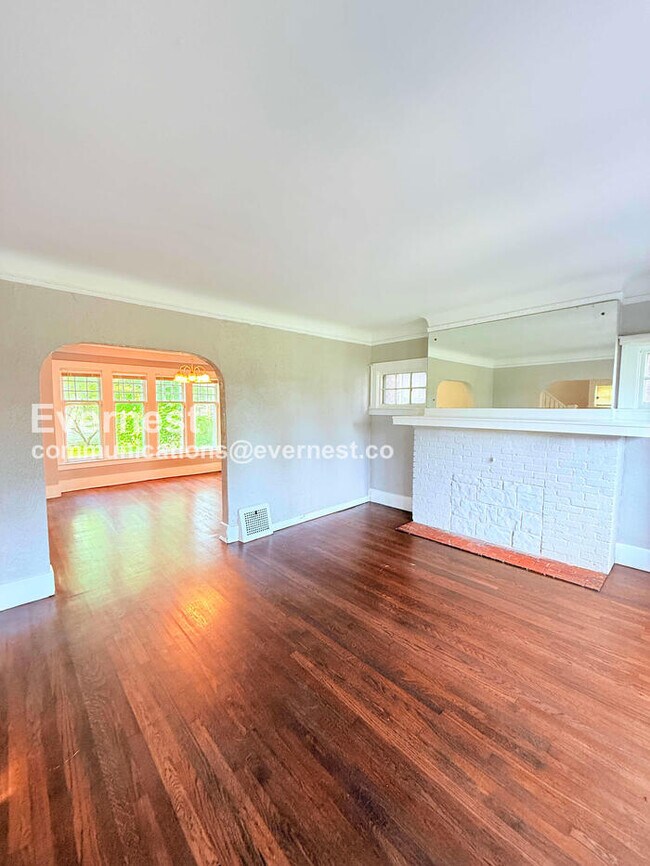Building Photo - 3 Bed, 1 Bath Home with Fenced Yard / Vouchers Accepted / Available Now!