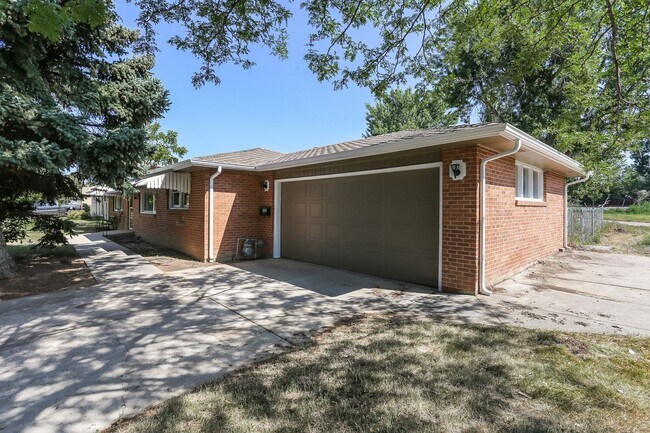 Building Photo - 2408 Lake Dr