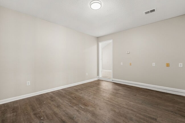 Building Photo - Updated 4 Bedroom 2 Bath Home - Open to Section 8