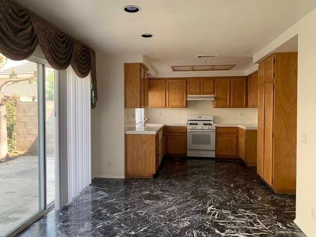 Building Photo - 4 bed / 3 bath house in Anaheim near Brook...