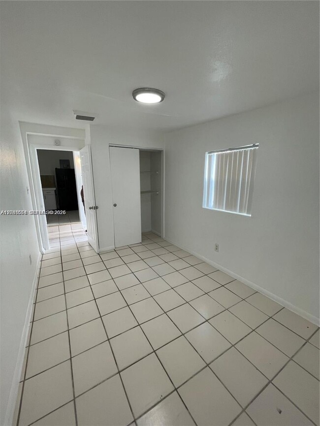 Building Photo - 2435 Plunkett St
