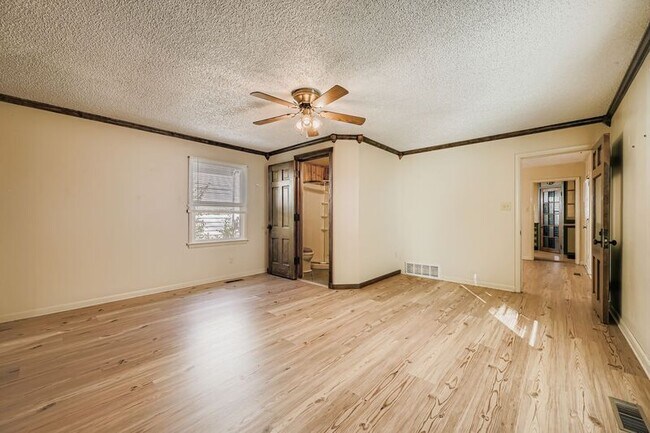 Building Photo - 515 W San Miguel St