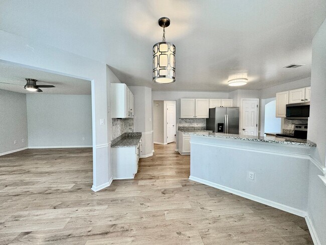 Building Photo - 4-Bedroom Home Castleton Ready 07-16-26! A Pet-Friendly Home - All Appliances - Fenced Yard - Exc...