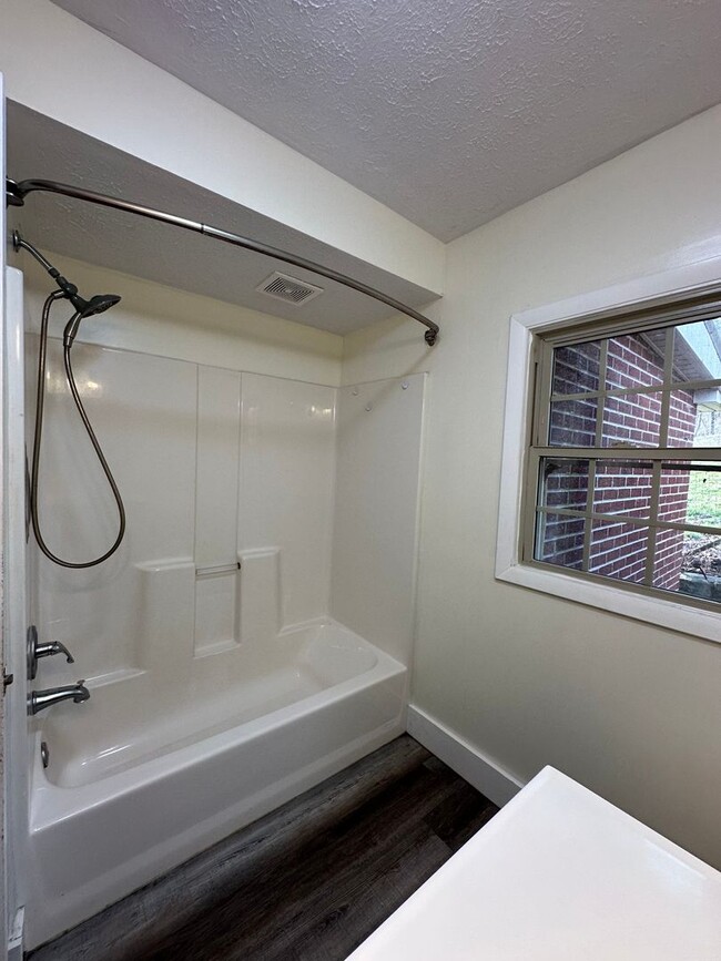 Building Photo - 3 Bdrm/1 Bath Brick Home  Kingsport TN