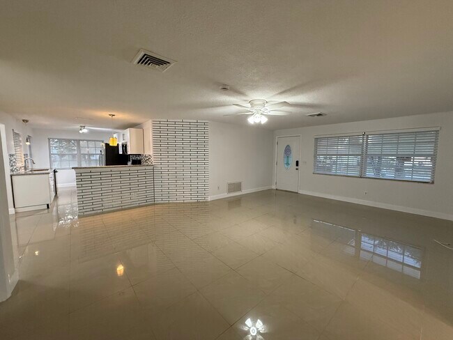 Building Photo - 1481 Barry St