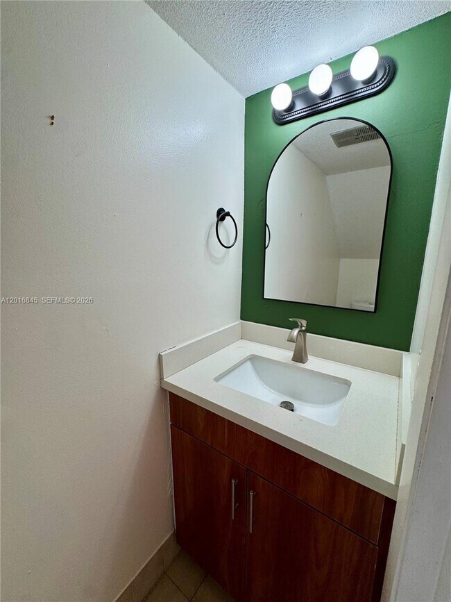 Building Photo - 2762 W 60th St