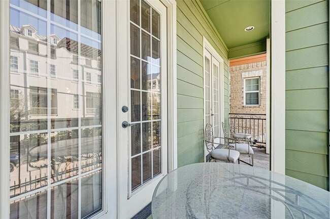 Building Photo - 2736 Cortlandt St