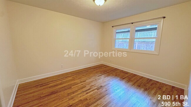 Building Photo - Remodeled 2 BD | 1 BA Duplex - First Edition Lake Oswego