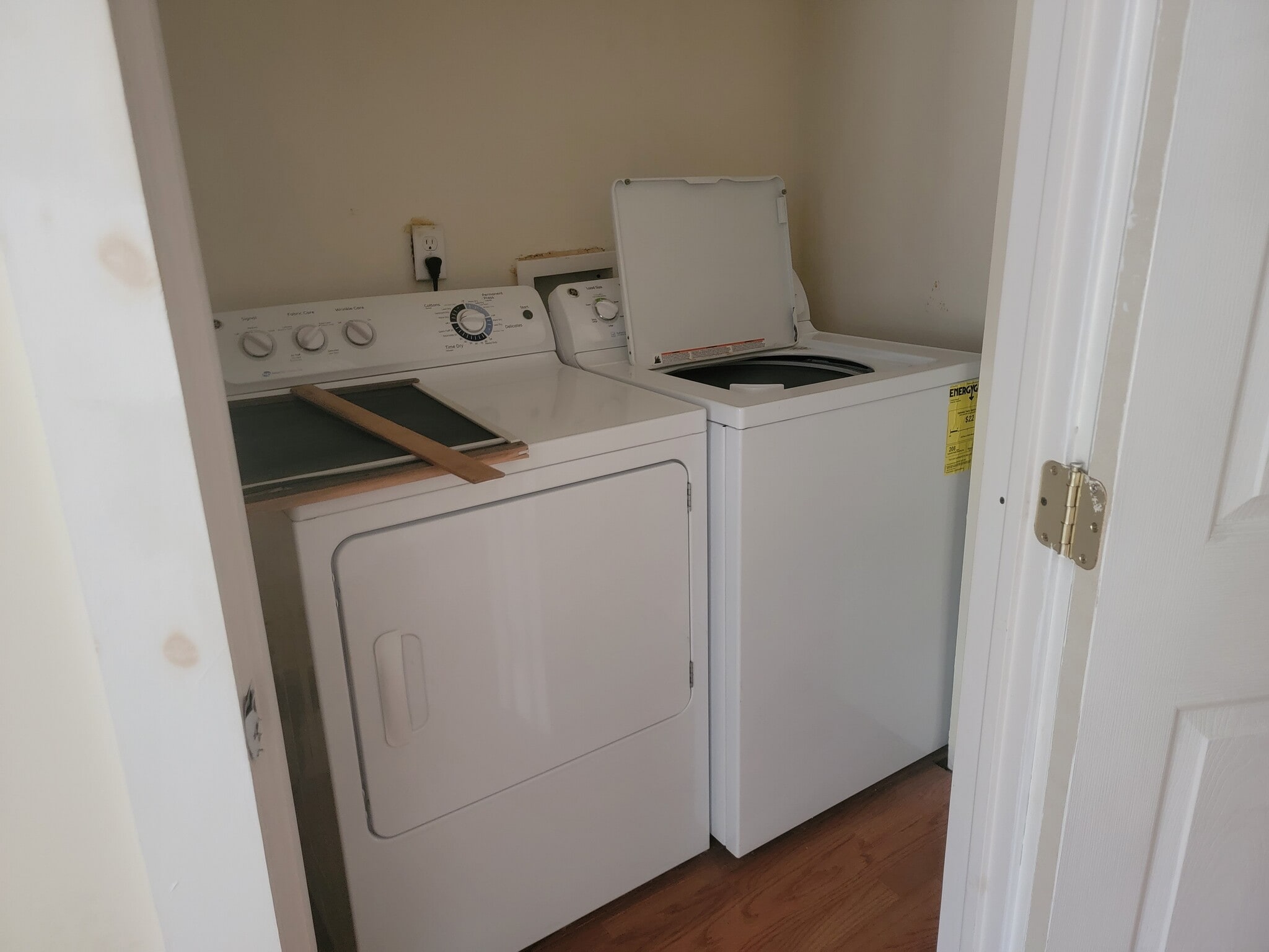 washer and dryer - 407 Bloom St