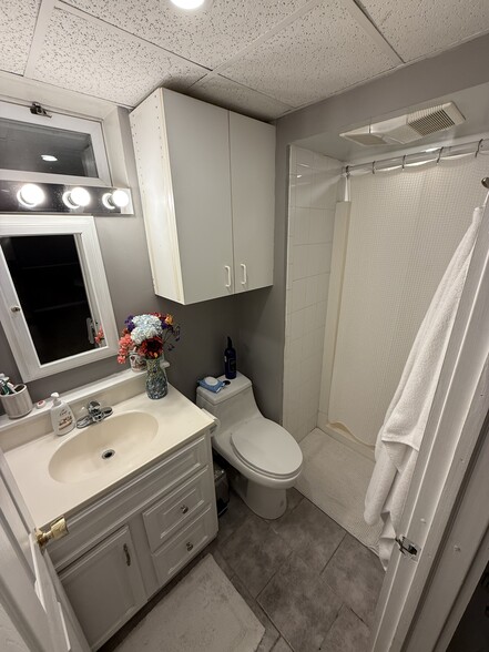 Building Photo - 39 Foxon Rd