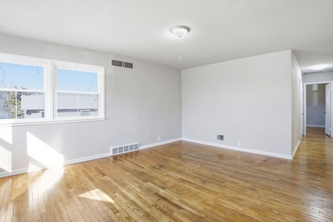 Building Photo - Spacious 3-Bed Home with Finished Basement and Extra Room