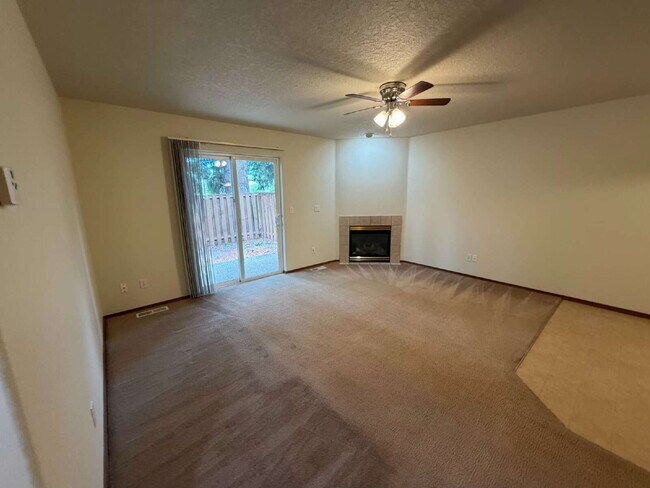 Building Photo - 3 Bedroom / 1.5 Bathroom Duplex Unit - Nearby Transportation, Milwaukie Marketplace and King Road...