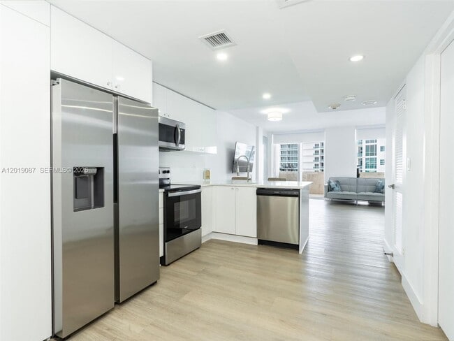 Building Photo - 10275 Collins Ave