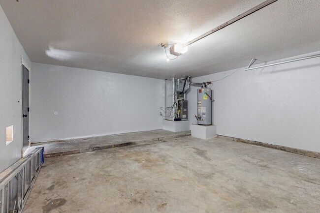 Building Photo - NW Home 3 Bedroom 2 Bath 2/CG 1266/SF