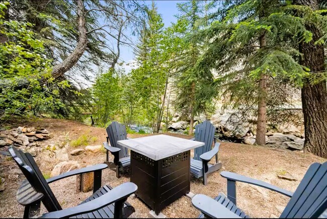 Building Photo - 738 Skyline Dr