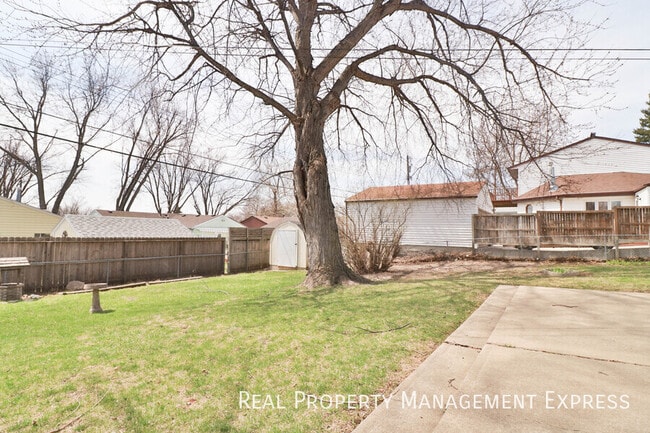 Building Photo - Modern 2 Bedroom + Den, 2 Bath House