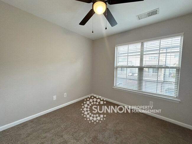 Building Photo - 3 Bedroom 2.5 Bathroom Townhome Near University Area