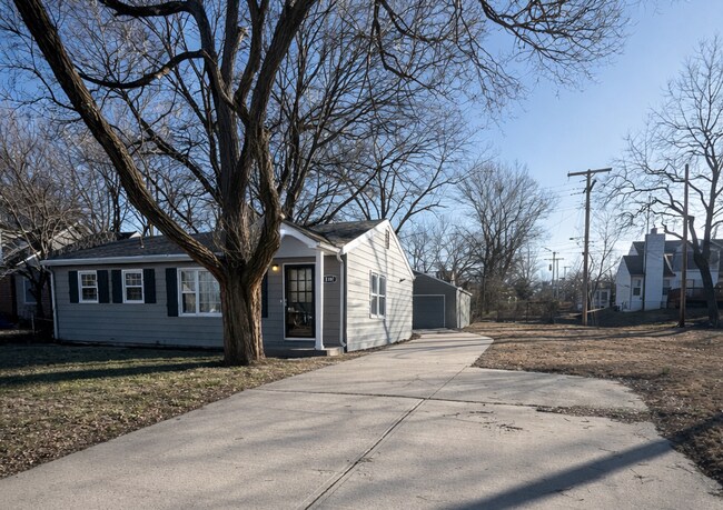 Building Photo - SEE IT NOW: Charming Home with Spacious Living, Modern Kitchen & Private Driveway in Overland Park!