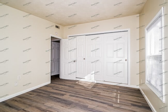 Building Photo - 865 Pebble Ln