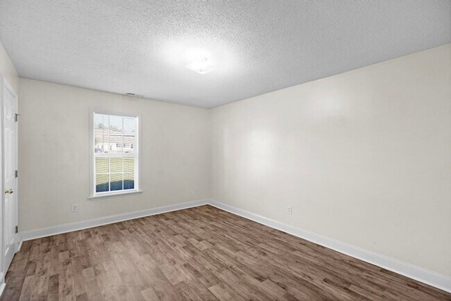 Building Photo - Large Ranch Home with 4BR/ 2 Bath with an ...