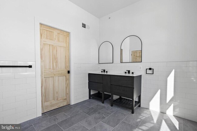 Building Photo - 458 W Earlham Ter