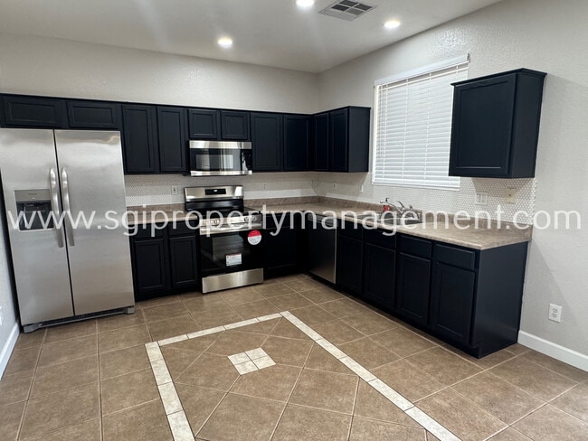 Building Photo - 1909 N 103rd Ln