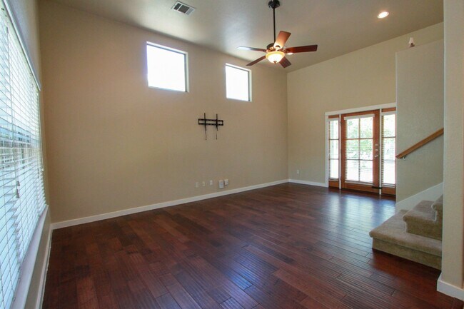Building Photo - 2102 Laura Ct