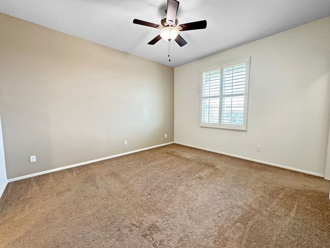 Building Photo - Spacious 3Bd/3.5Ba Home With All Primary B...