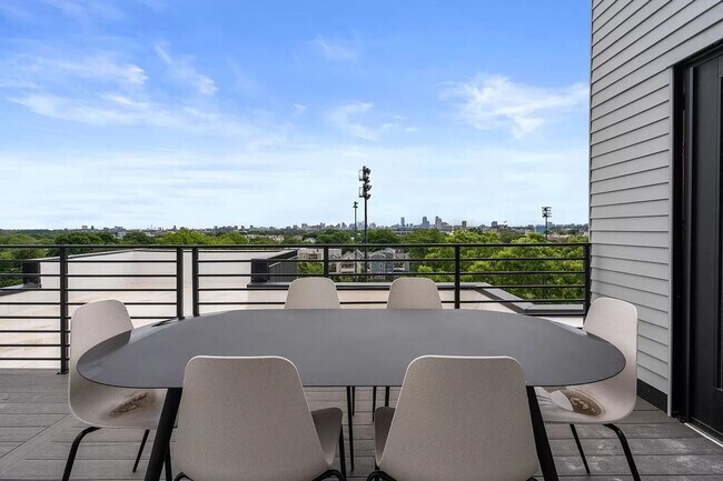 Building Photo - No Brokers Fee, One Month is Rent-Free, Pe...