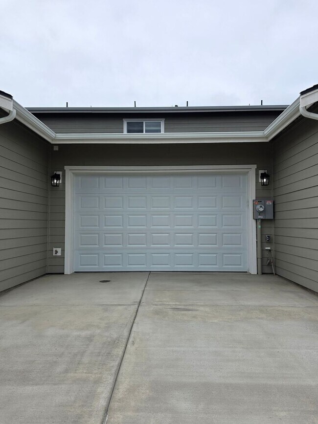 Building Photo - Brand New Large 2 bedroom 2.5 Bathrooms in Centralia