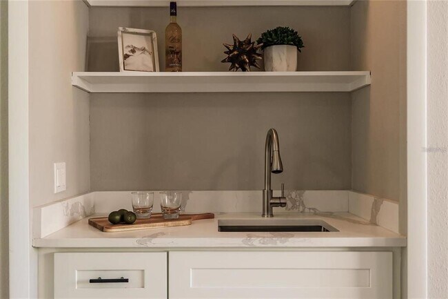 Building Photo - 904 S Doral Ln