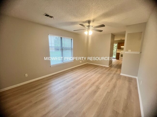 Building Photo - Freshly Updated 2 Bedroom Apartment