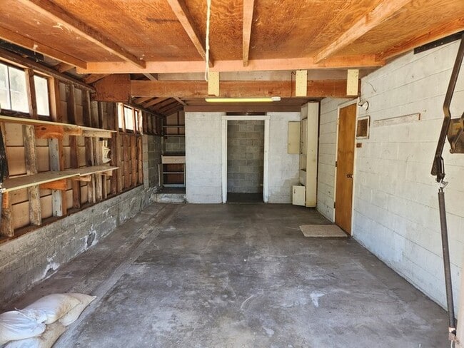 Building Photo - Charming 2-bedroom 1-bathroom duplex in Ca...