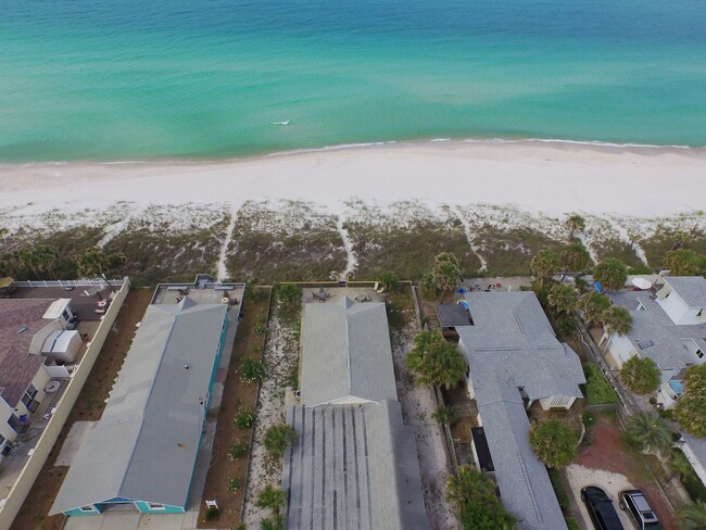 Building Photo - Charming Beach-Front 4bd Home