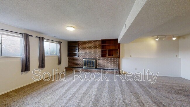 Building Photo - 2265 Montebello Dr W