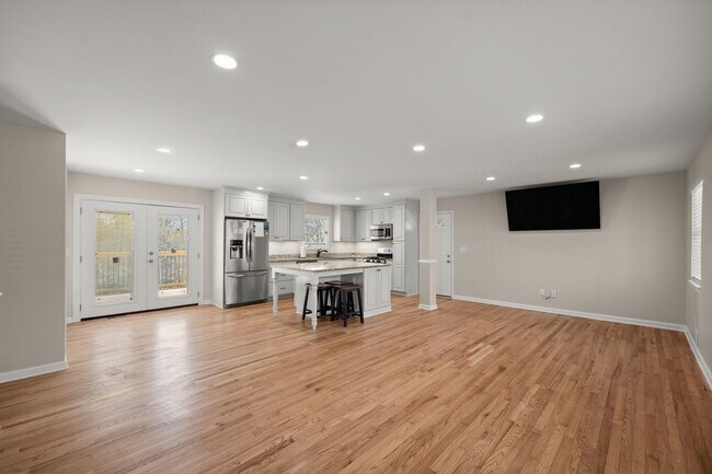 Building Photo - 3 Bedroom Lake Home In Gainesville!