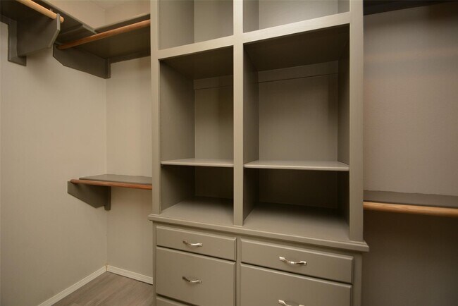 Building Photo - 5327 Willow Knoll Ct